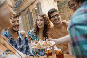 Tapas tradicionales servidas en un bar de pueblo en Badajoz